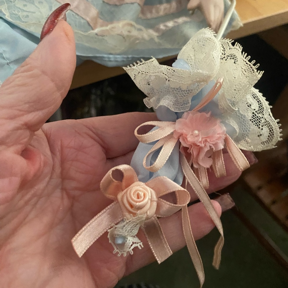 boy or girl BABY SHOWER VINTAGE. Hat 🩷💙Plus beautiful porcelain doll 🩷💙 - Picture 2 of 13